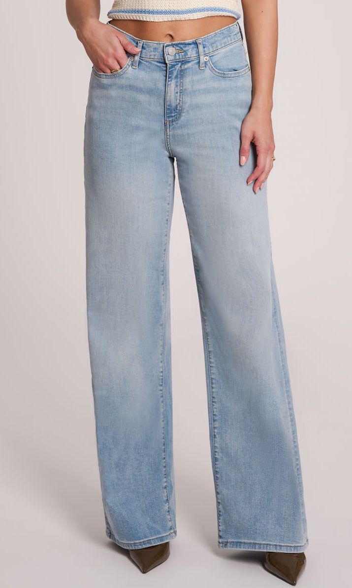 Relaxed Wide Leg Jean